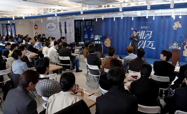 놀유니버스는 뮤지컬·연극 전문 유튜브 채널 ‘혜화로운 공연생활’과 지난 30일 서울 종로구 대학로 소재 NOL 씨어터 대학로에서  중·소극장 뮤지컬 대상 시상식 ‘2026 놀라운 혜공 어워즈’를 성황리에 개최했다. [사진 놀유니버스]