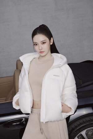 "하이넥 슈퍼크롭 돋보이는 숏패딩" 디스커버리 익스페디션, 앰버서더 ... - 뉴스 썸네일 이미지